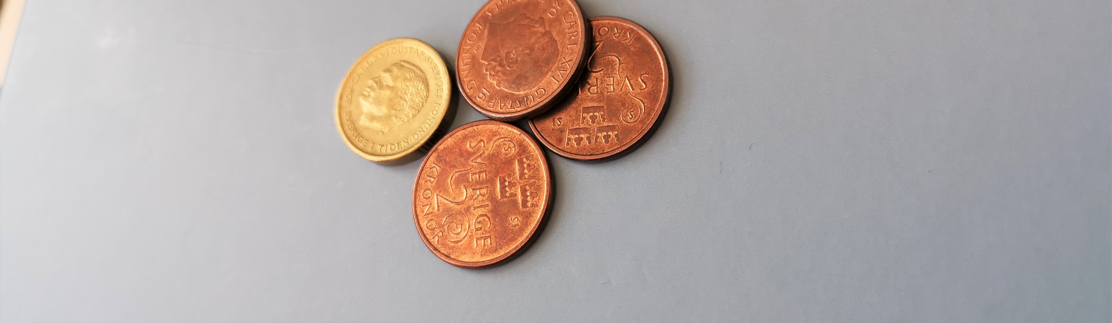 Några mynt som ligger på ett bord